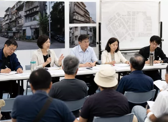台灣都市更新聽證會場中地主住戶主管機關與專業者討論計畫